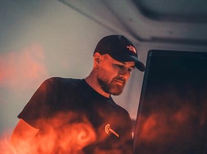 Dorian Mazatl, DJ et producteur de techno hypno mental et hardgroove, se produisant en live derrière ses platines dans une ambiance immersive et lumineuse.
